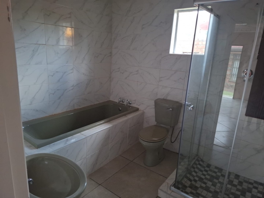 5 Bedroom Property for Sale in Fichardt Park Free State